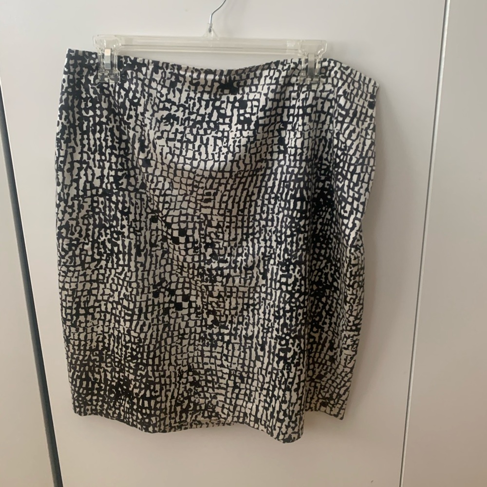 Straight skirt with side zipper